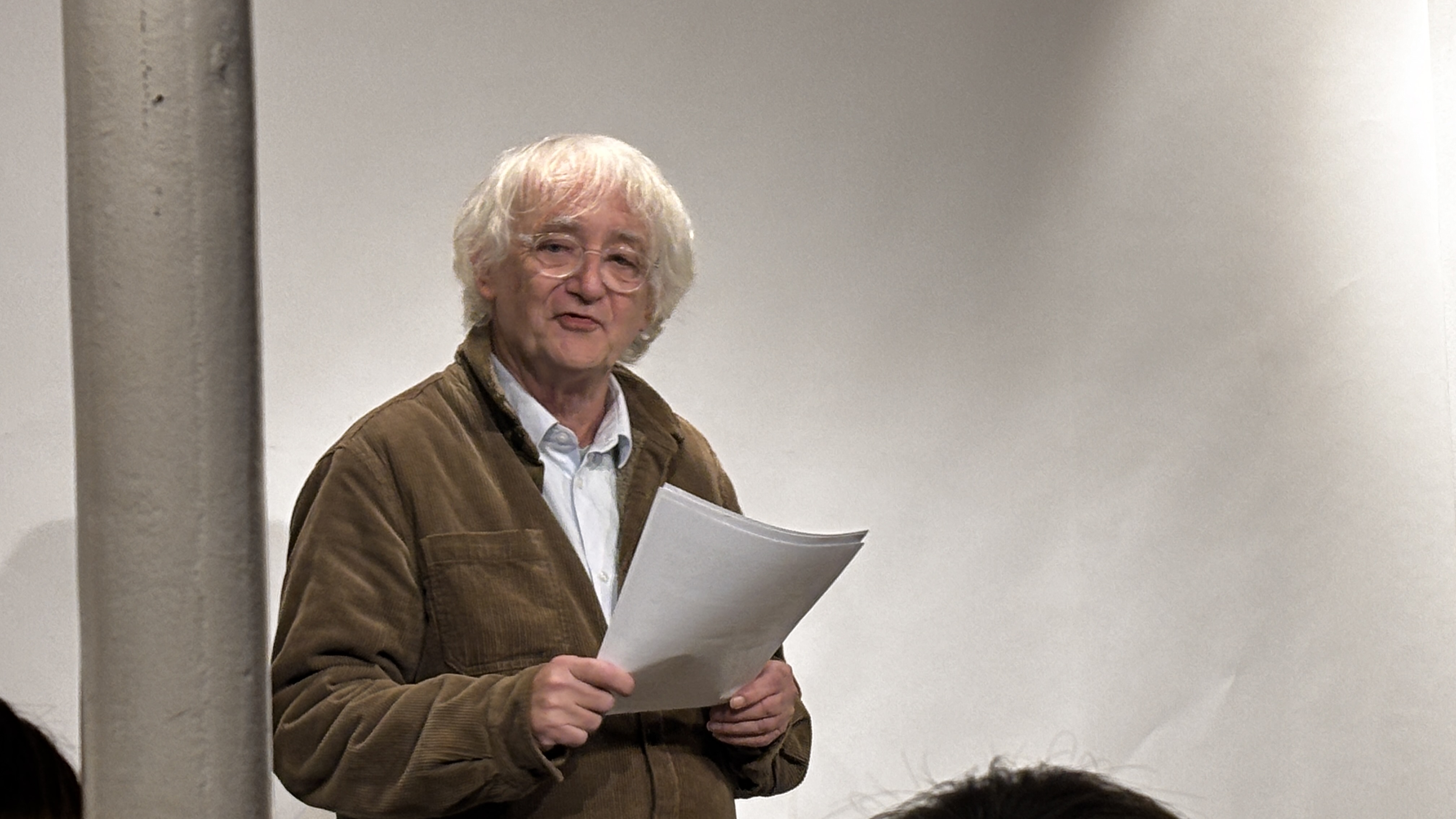 Joel Zanouy lit un texte inédit sur les dunes du Porge chez Design Laps à Bordeaux