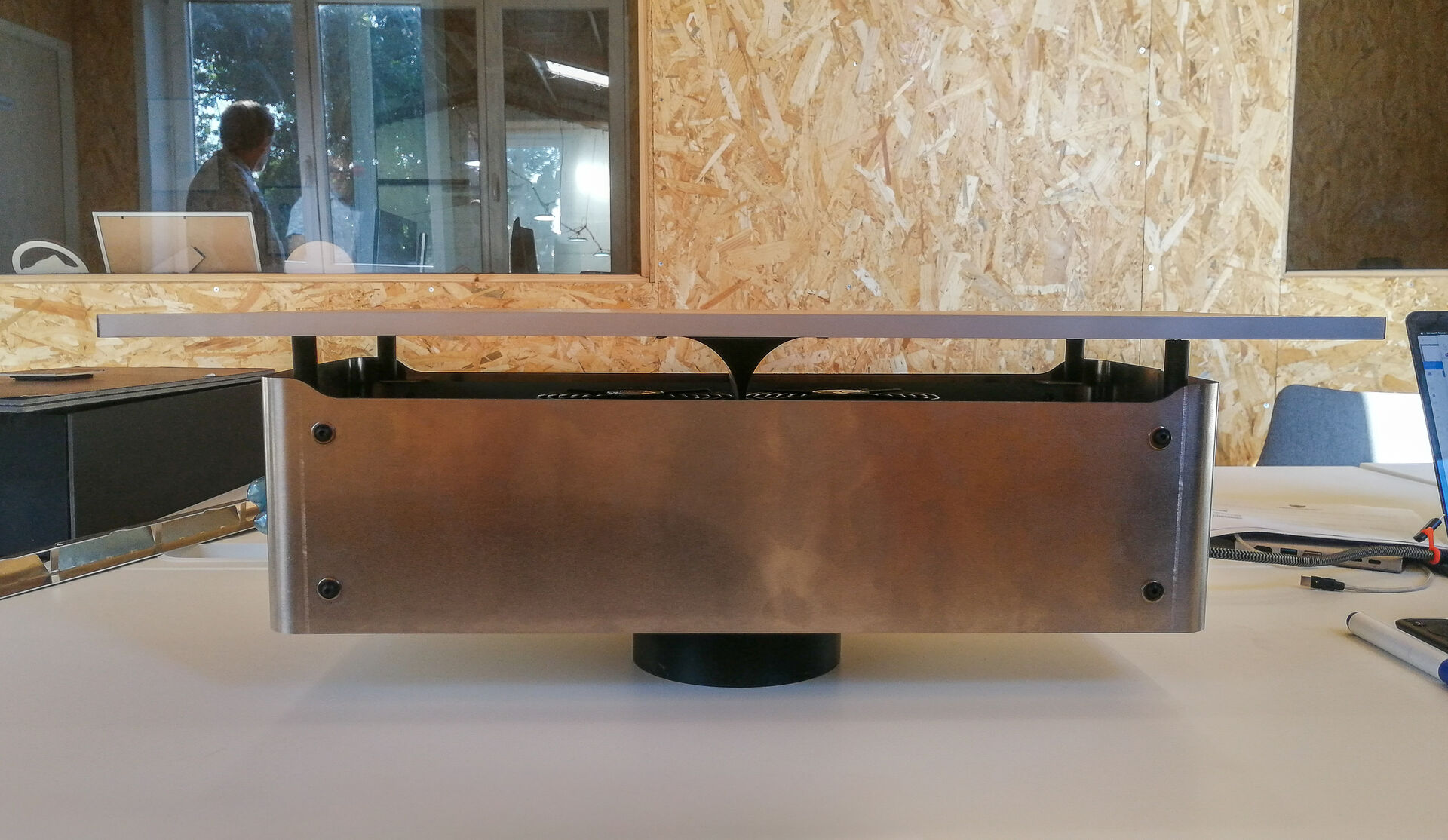 Vue technique du prototype Solar Box Air Booster montrant son assemblage métallique et son système de ventilation