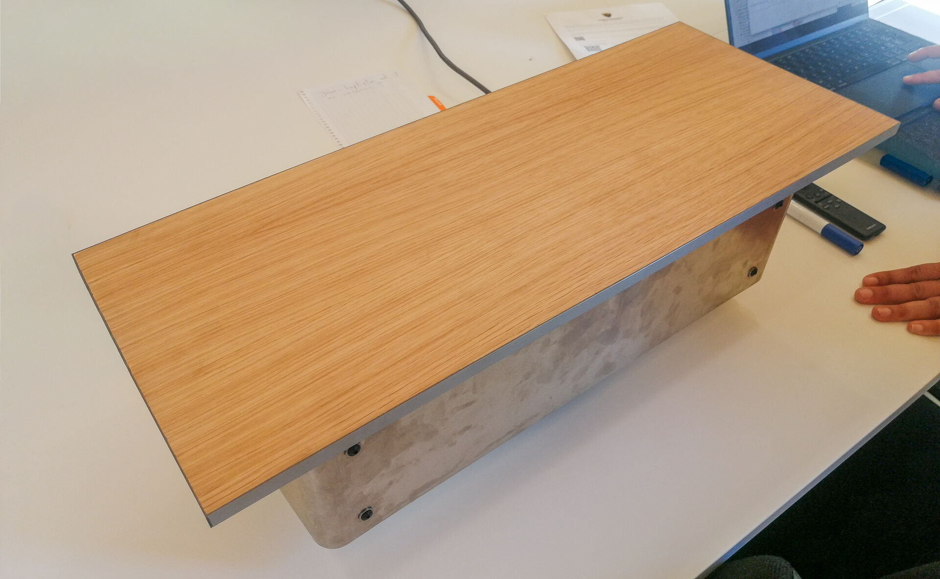 Prototype de la Solar Box Air Booster avec façade en bois, conçu par l'agence de design produit Félix et associés à Bordeau