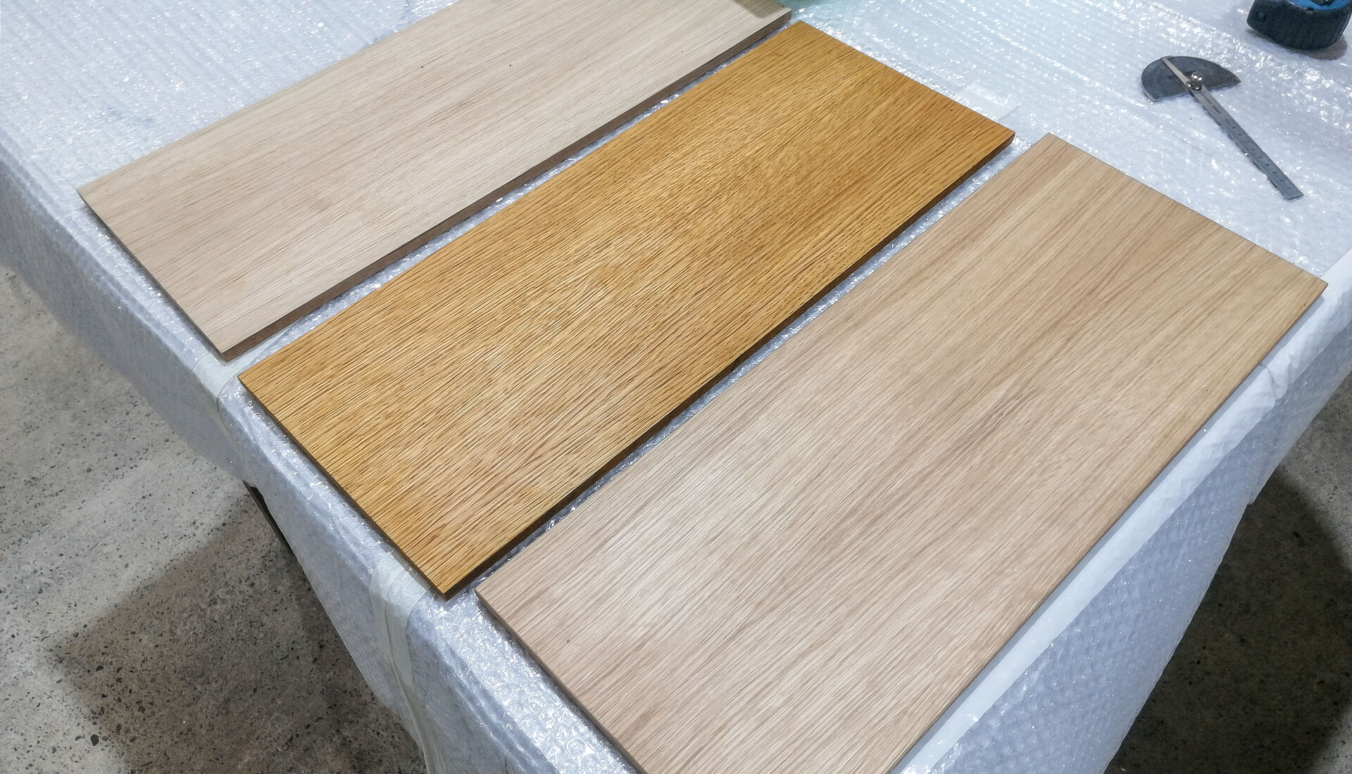Comparaison de trois échantillons de finition bois pour la conception de la façade de la Solar Box Air Booster
