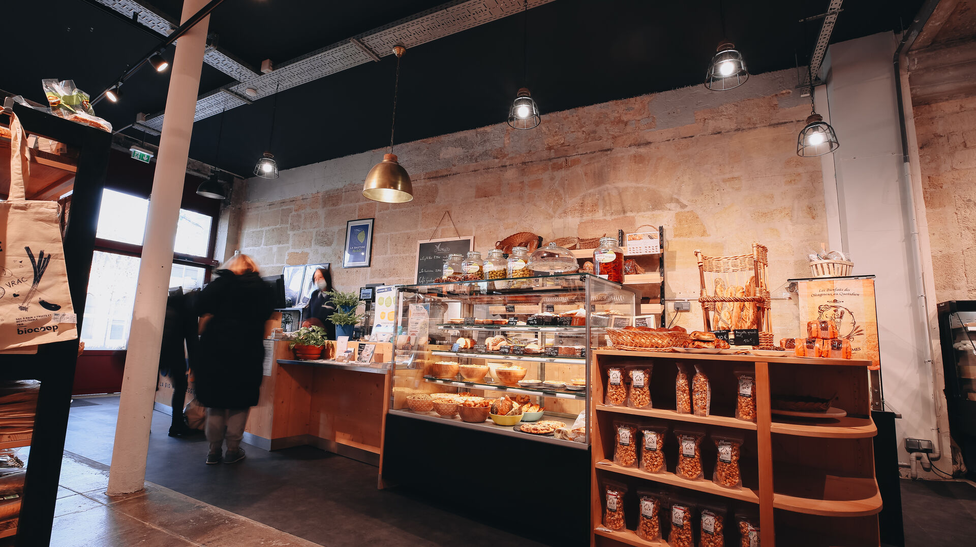 Agencement magasin bio Biocoop à Bordeaux avec comptoir d’accueil et mobilier bois