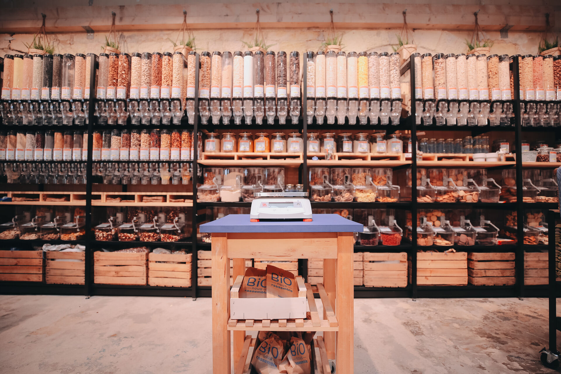Agencement magasin bio Biocoop à Bordeaux avec mur de vrac et mobilier bois éco-conçu