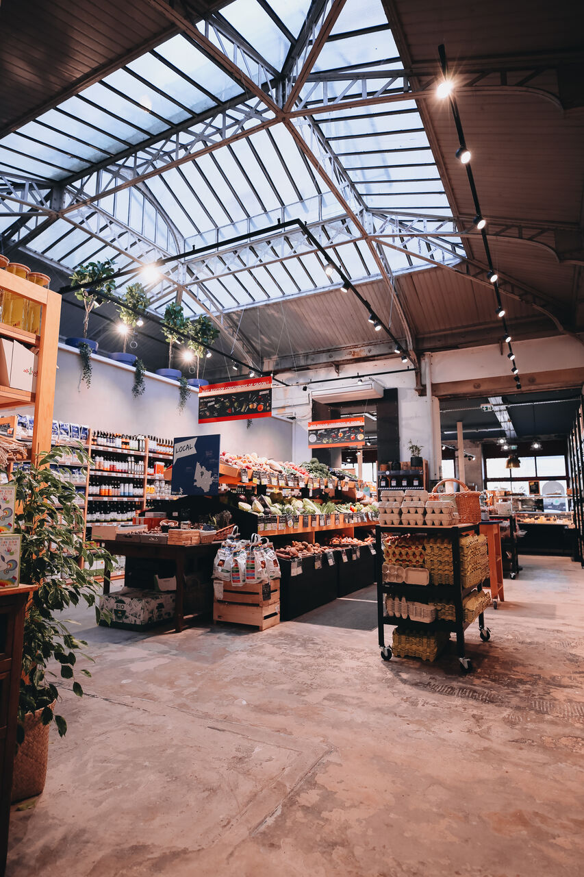 Rayonnage vrac dans un magasin bio à Bordeaux conçu en design d’espace éco-responsable