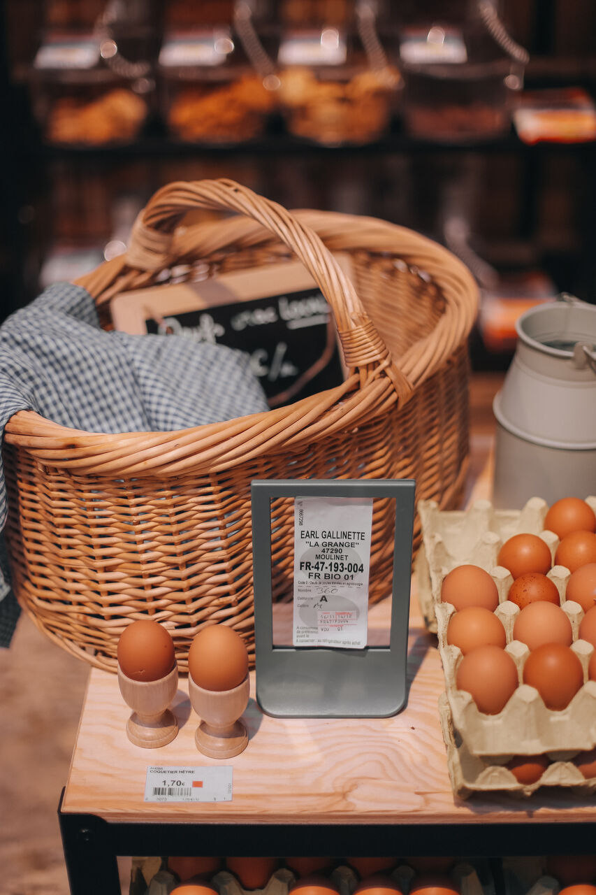Agencement de rayonnage dans un magasin bio à Bordeaux avec mobilier bois durable