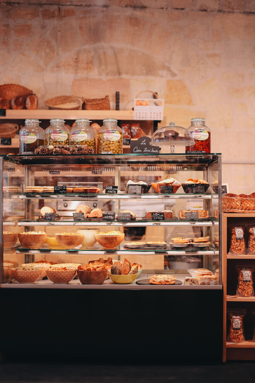 Design d’espace magasin bio à Bordeaux avec vitrine traiteur et agencement sur mesure
