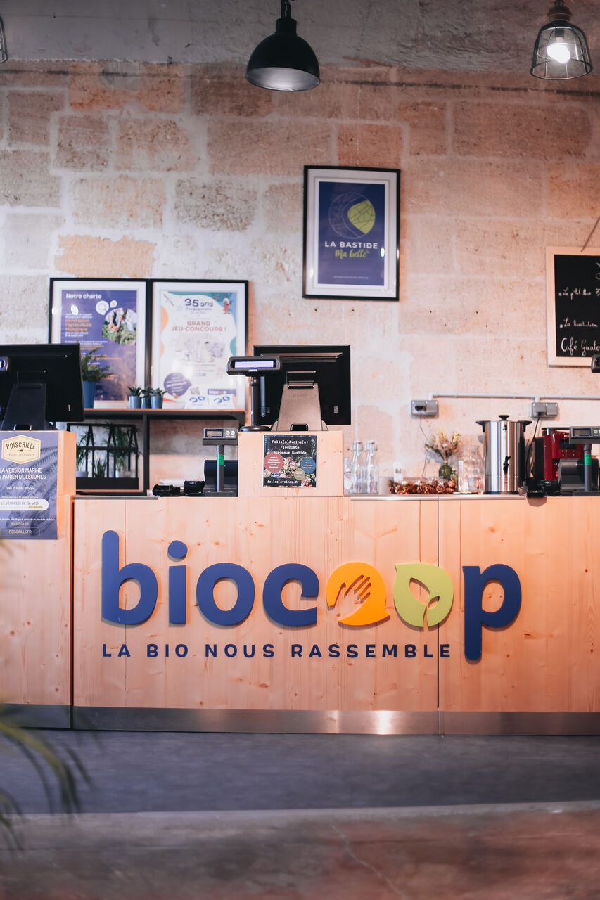 Vue générale d’un magasin bio à Bordeaux conçu en design d’espace éco-conçu