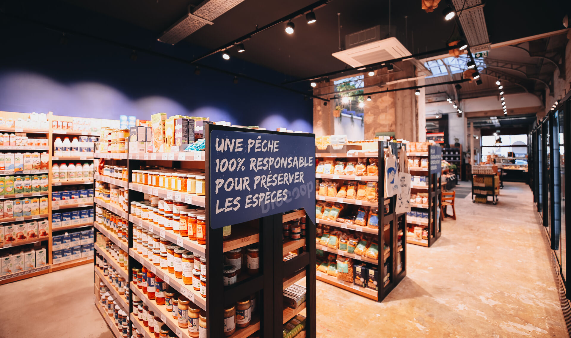 Retail design d’un magasin bio à Bordeaux avec parcours client fluide et lisible