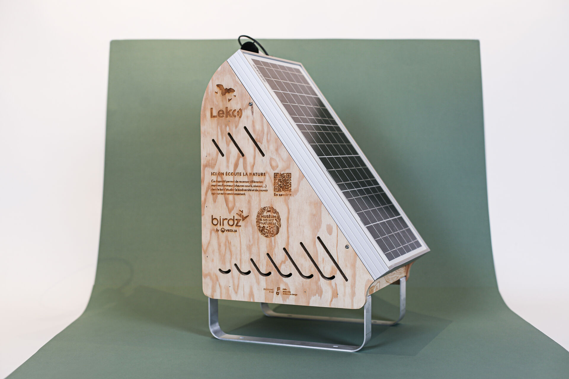 Capteur biodiversité éco-conçu en bois et aluminium avec alimentation solaire