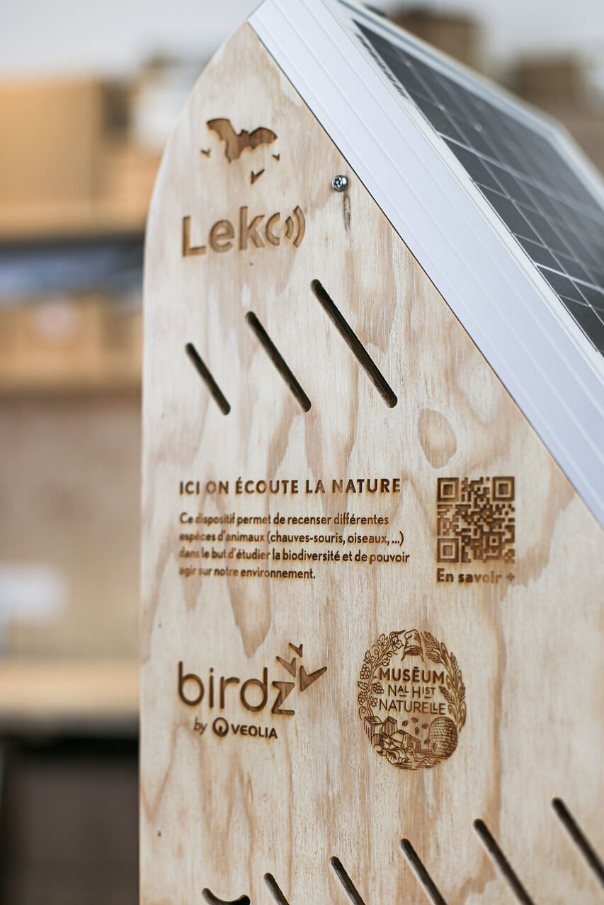 Objet connecté biodiversité avec panneau solaire design produit éco-responsable