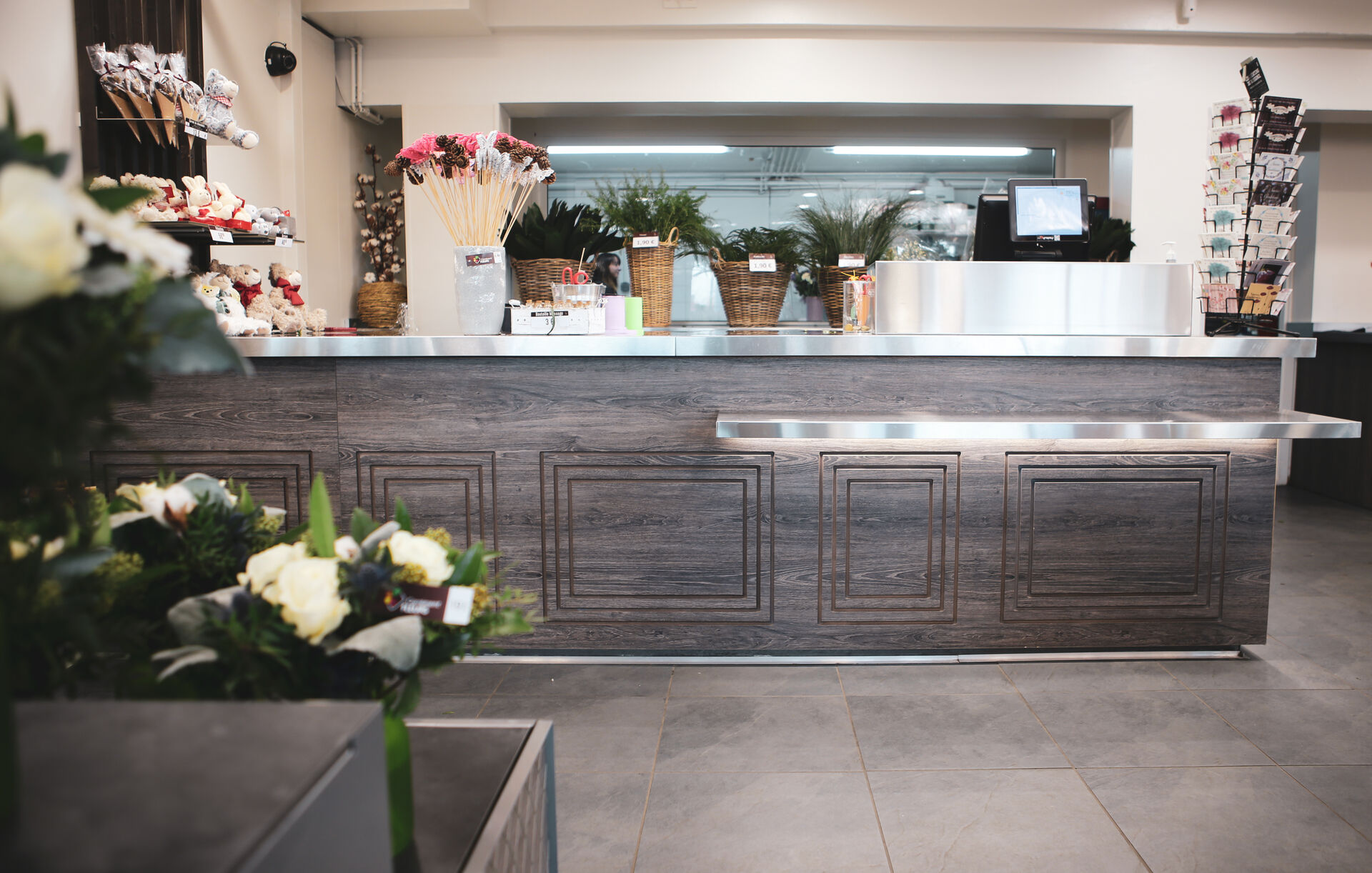 Agencement de commerce floral avec vitrines et espaces de présentation modulables