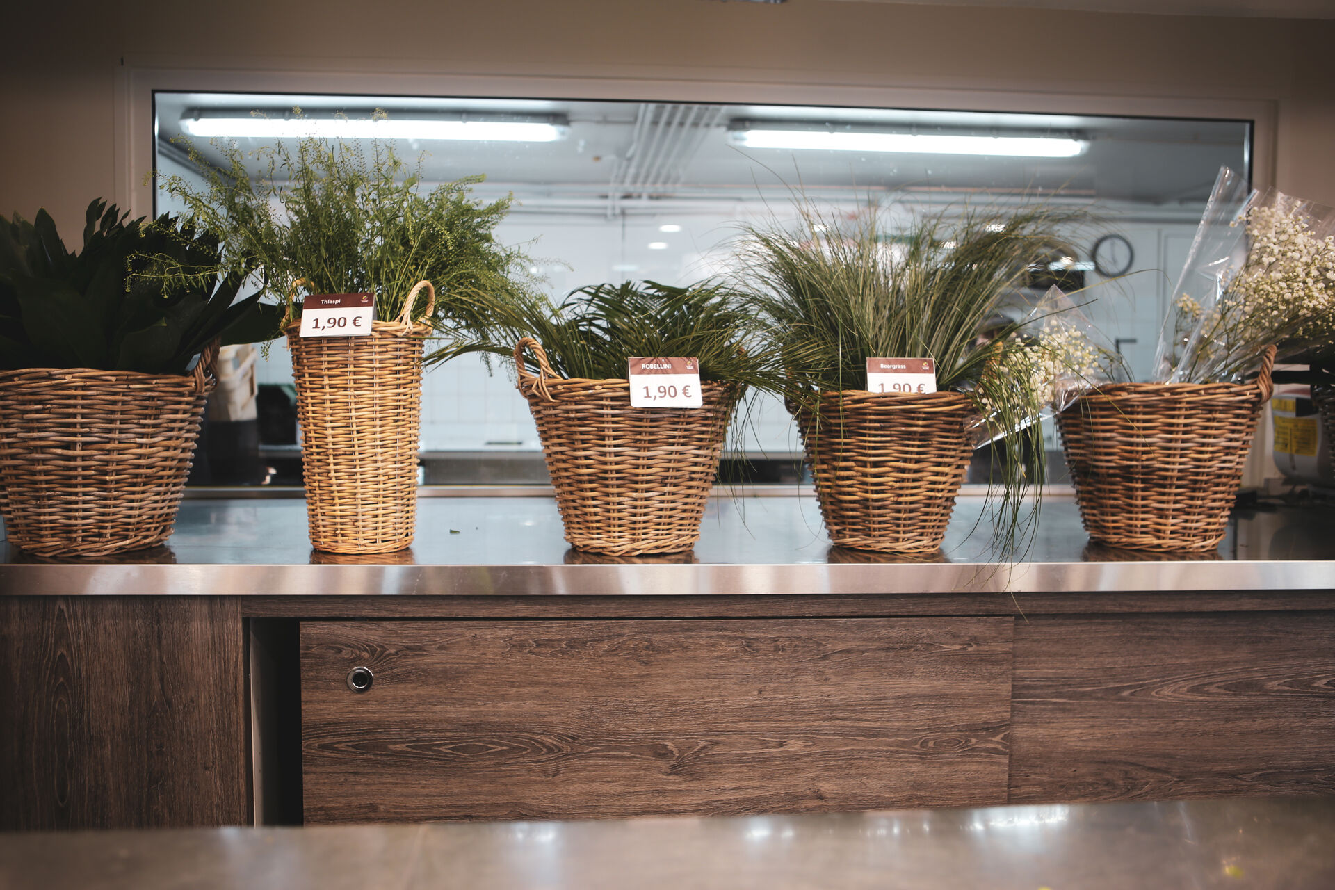 Présentation de bouquets et compositions dans un concept de magasin de fleurs