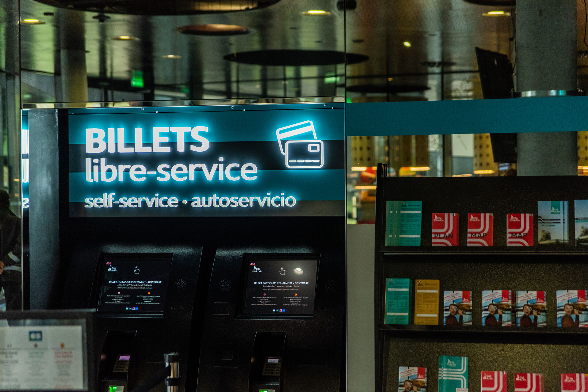 Signalétique billetterie libre-service à la Cité du Vin Bordeaux