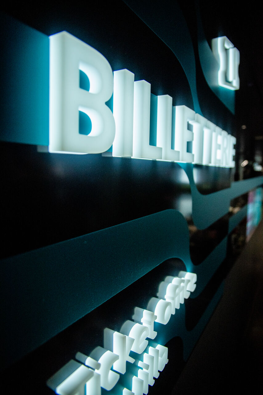 Détail de signalétique billetterie à la Cité du Vin Bordeaux