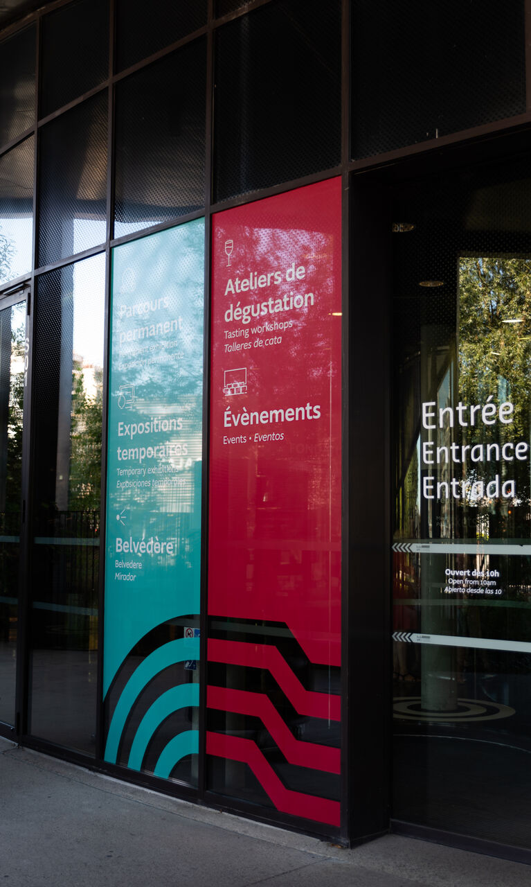 Signalétique extérieure et entrée pour parcours de visite Cité du Vin Bordeaux