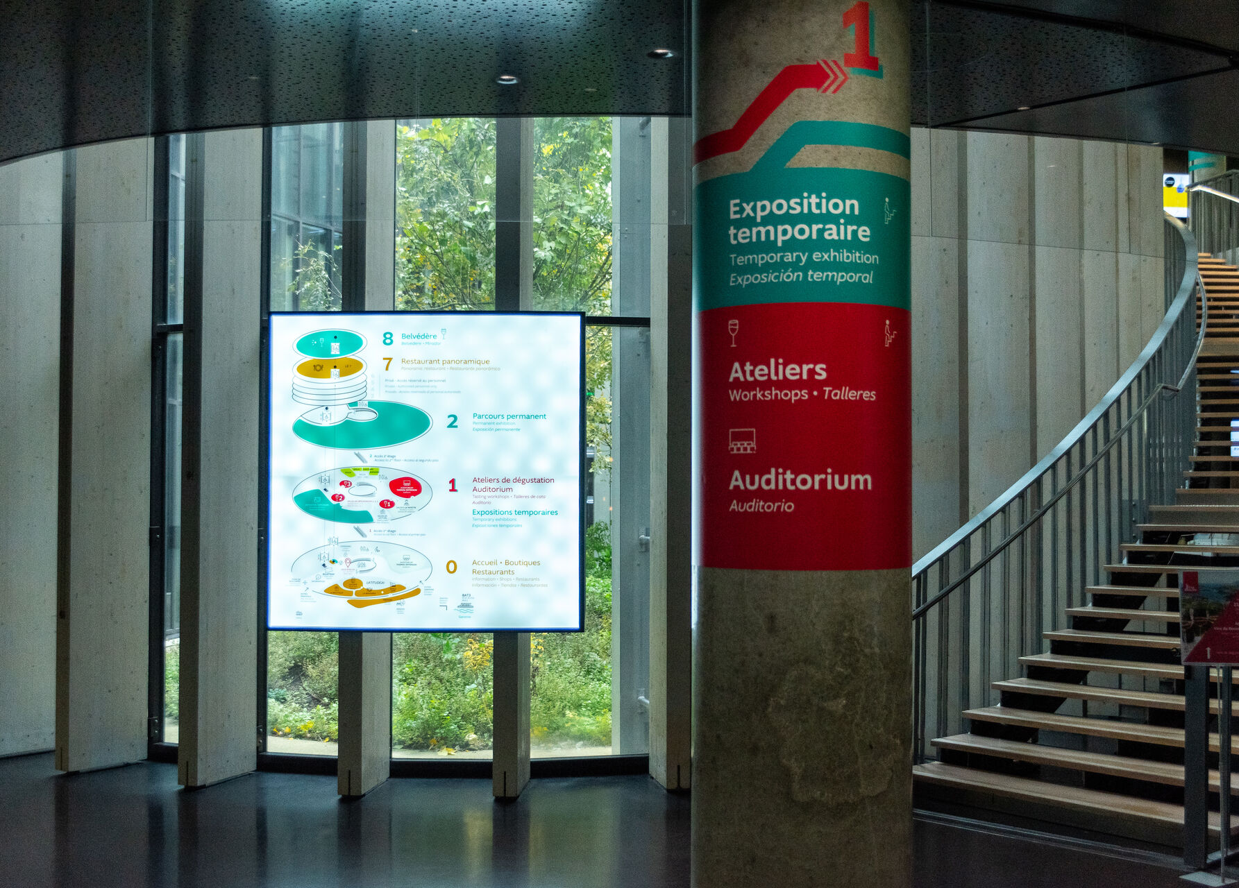 Détail de signalétique intérieure lumineuse à la Cité du Vin Bordeaux