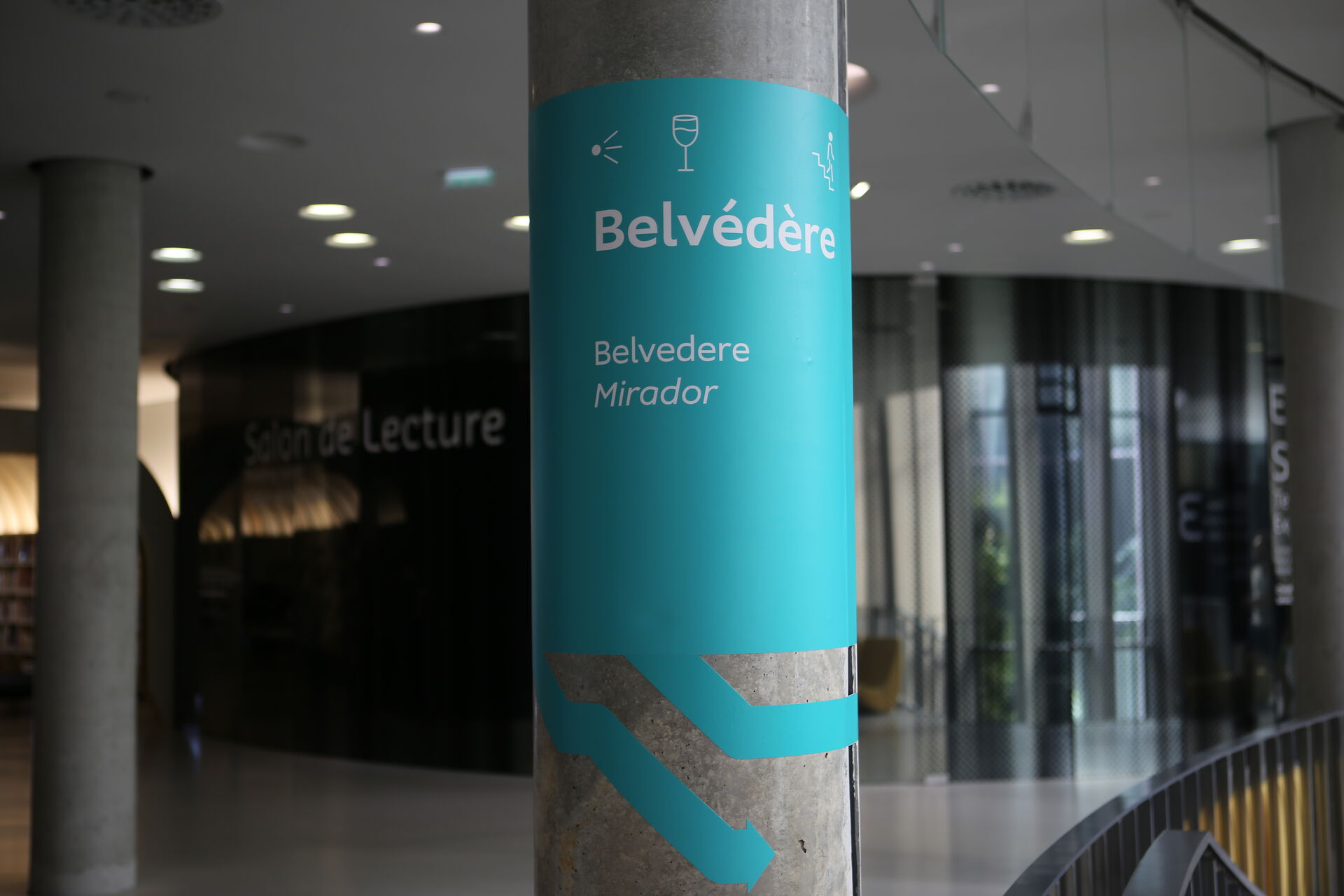 Signalétique directionnelle vers le belvédère à la Cité du Vin Bordeaux