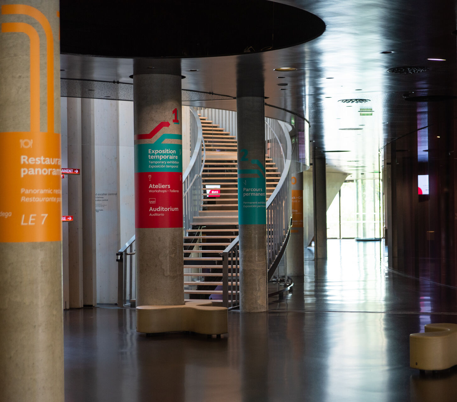 Signalétique sur poteaux pour parcours de visite Cité du Vin Bordeaux