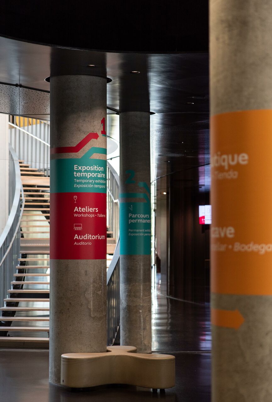 Signalétique dans le hall pour orientation des visiteurs à la Cité du Vin Bordeaux