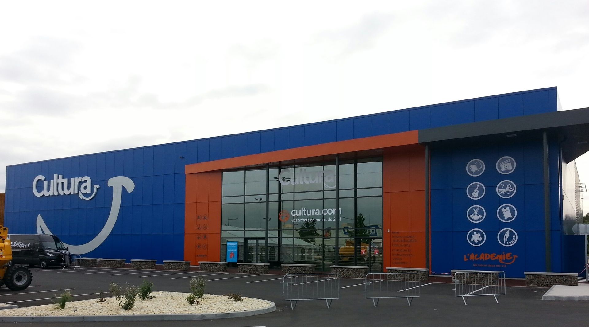 Concept d'enseigne pour les magasins Cultura (photo 10)
