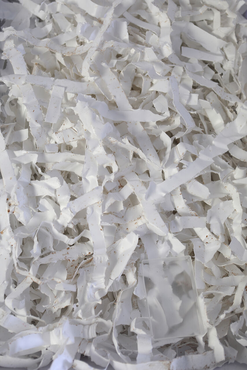 Chutes de plastique collectées et triées pour un projet de design éco-conçu