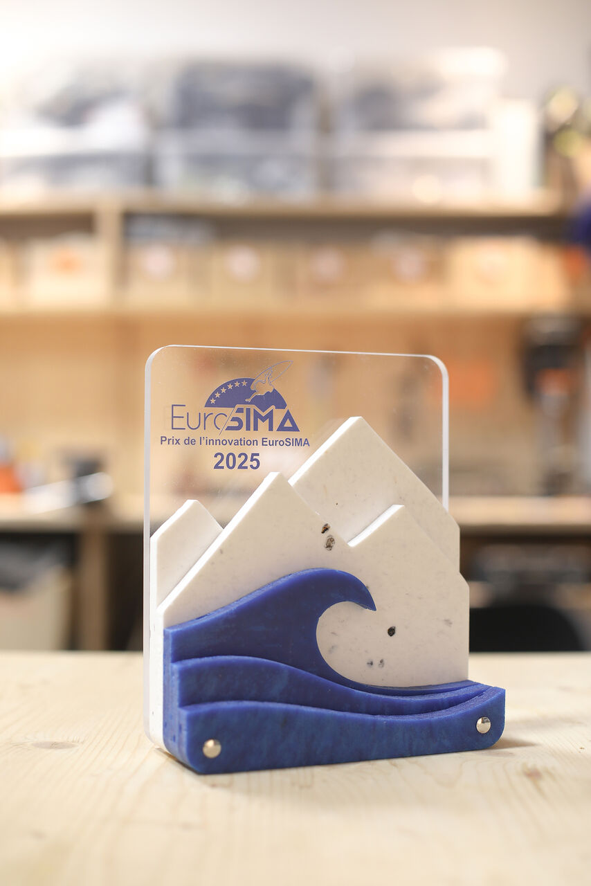 Trophée Prix de l’Innovation Eurosima en design circulaire composé de matières recyclées