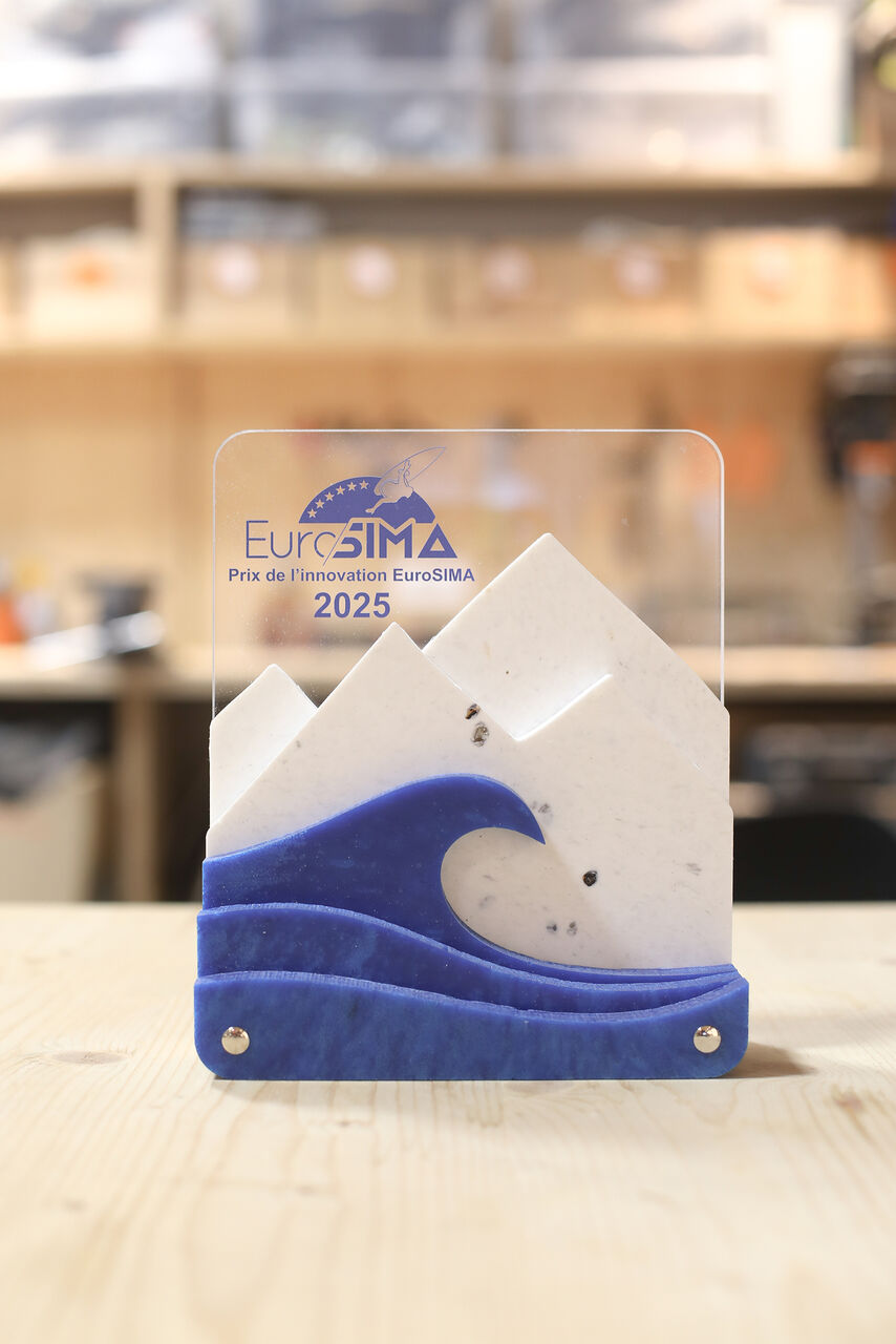 Trophée en plastique recyclé fabriqué dans notre atelier de design à Bordeaux