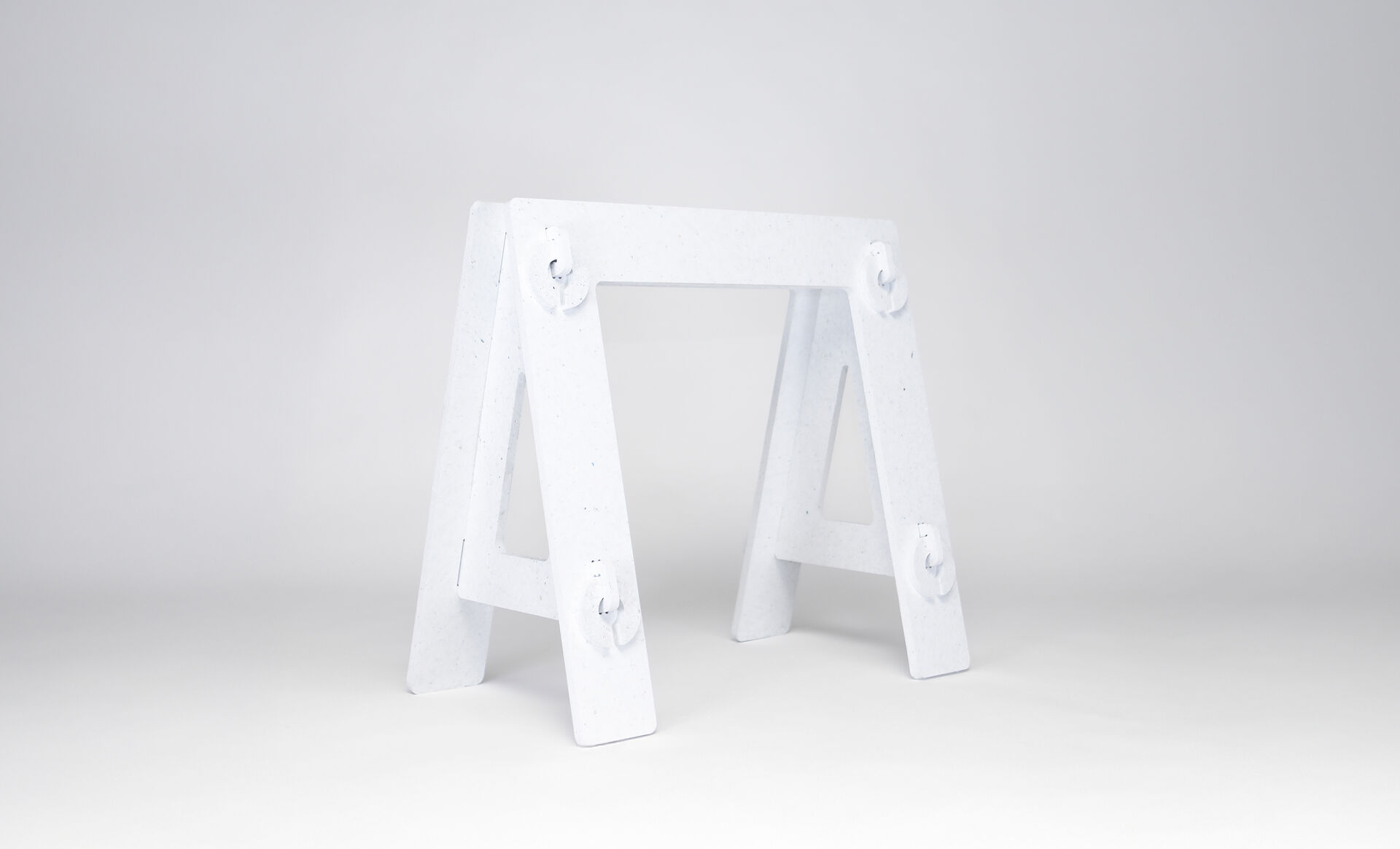 Tréteau Caméléon en plastique recyclé conçu par l’agence de design Félix et associés à Bordeaux dans une filière de recyclage pl