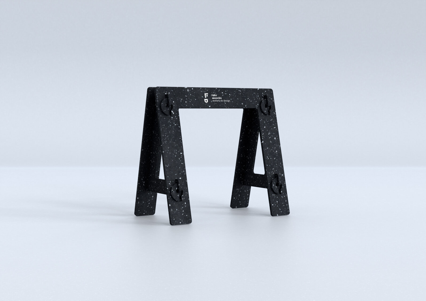 Tréteau design en plastique recyclé noir développé par l’agence de design industriel Félix et associés