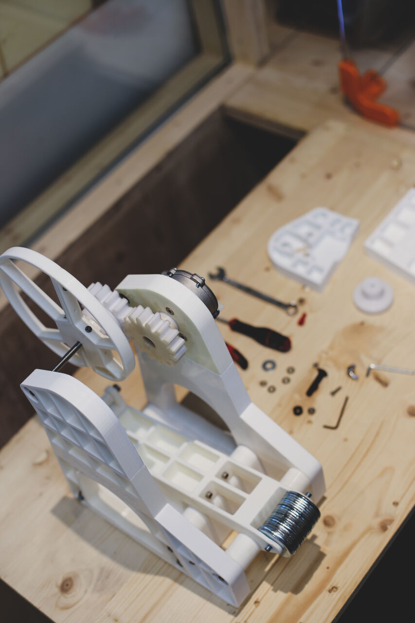 Assemblage du mécanisme d’un respirateur open source imprimé en 3D avec engrenages et structure