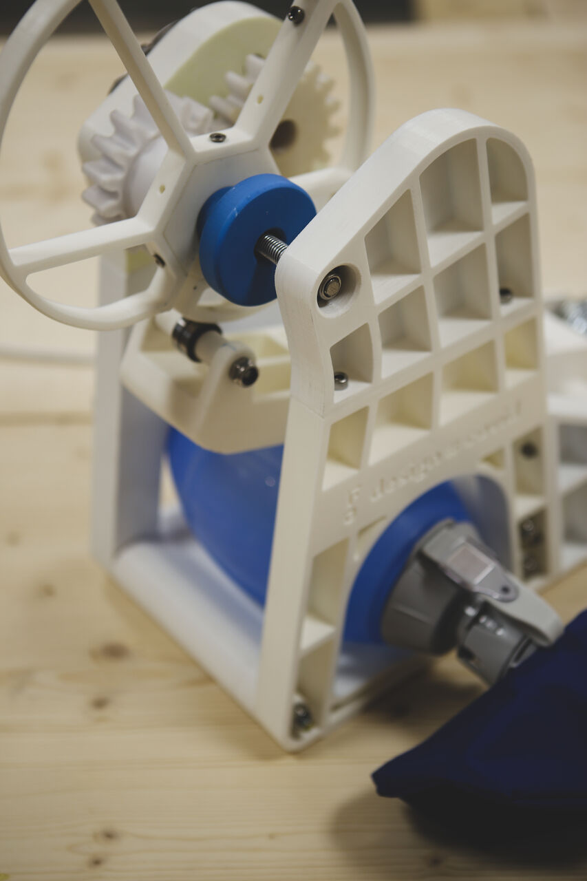 Détail du mécanisme et des engrenages d’un respirateur médical imprimé en 3D