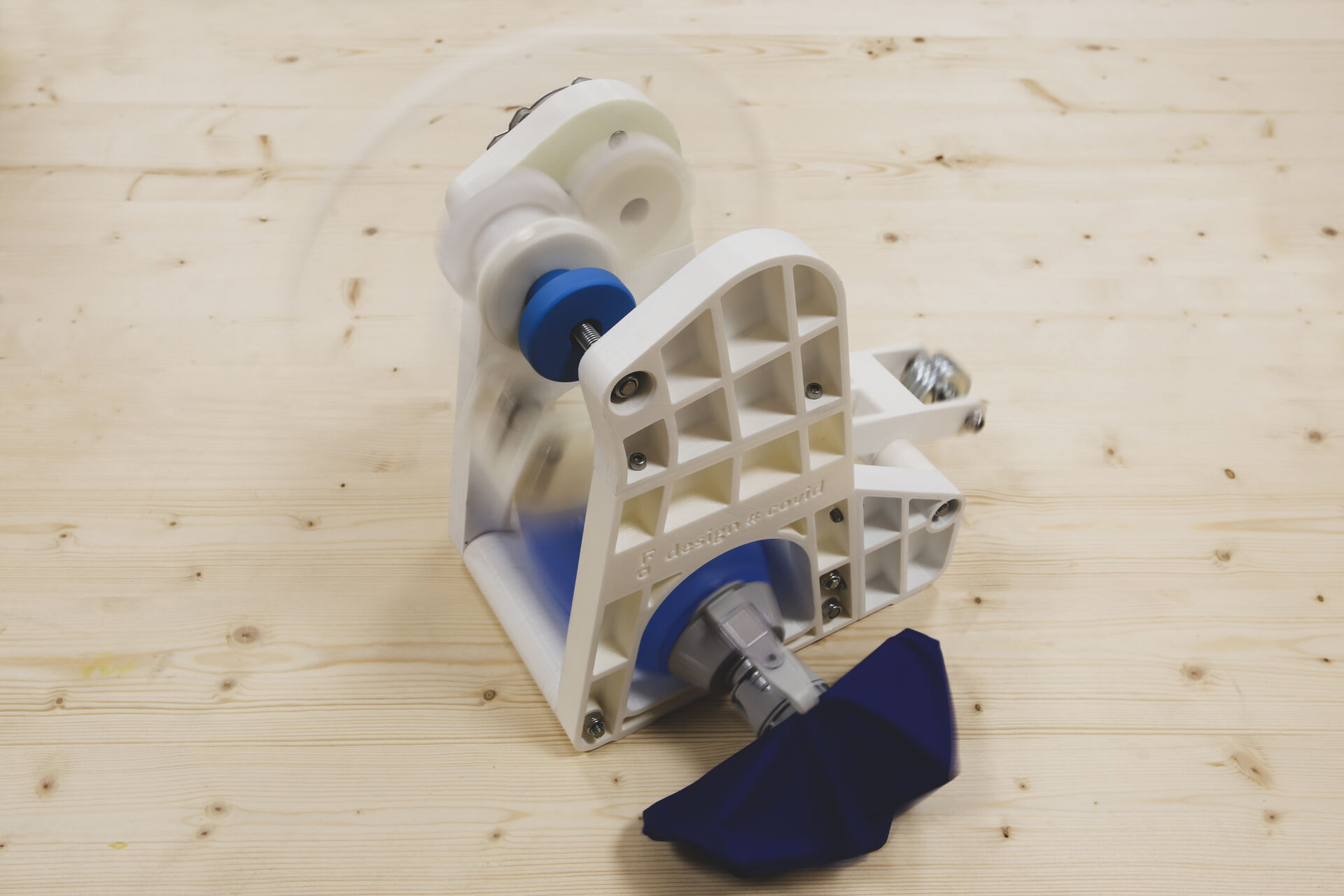 Mécanisme en mouvement d’un respirateur imprimé en 3D illustrant la cinématique du dispositif