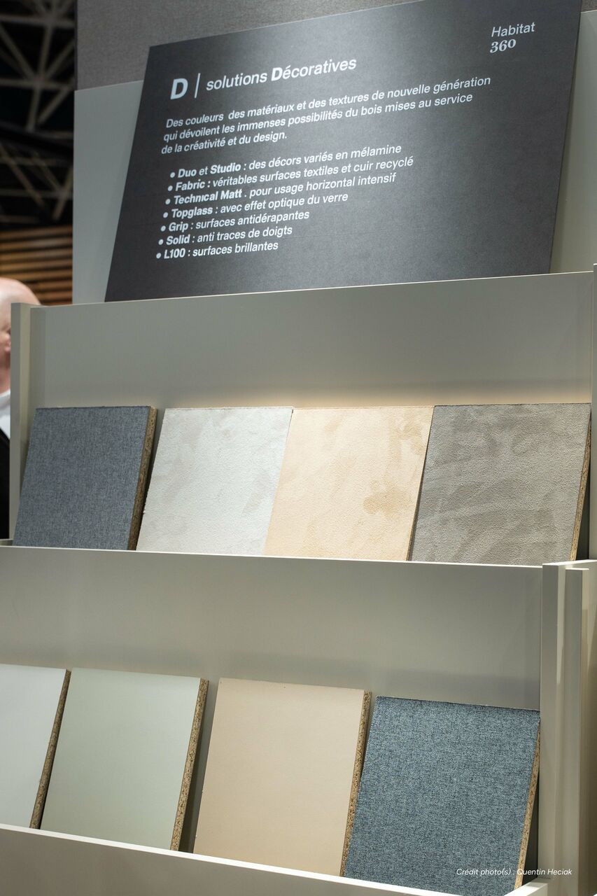 Détail de textures et finitions bois présentées sur un stand de design d’espace