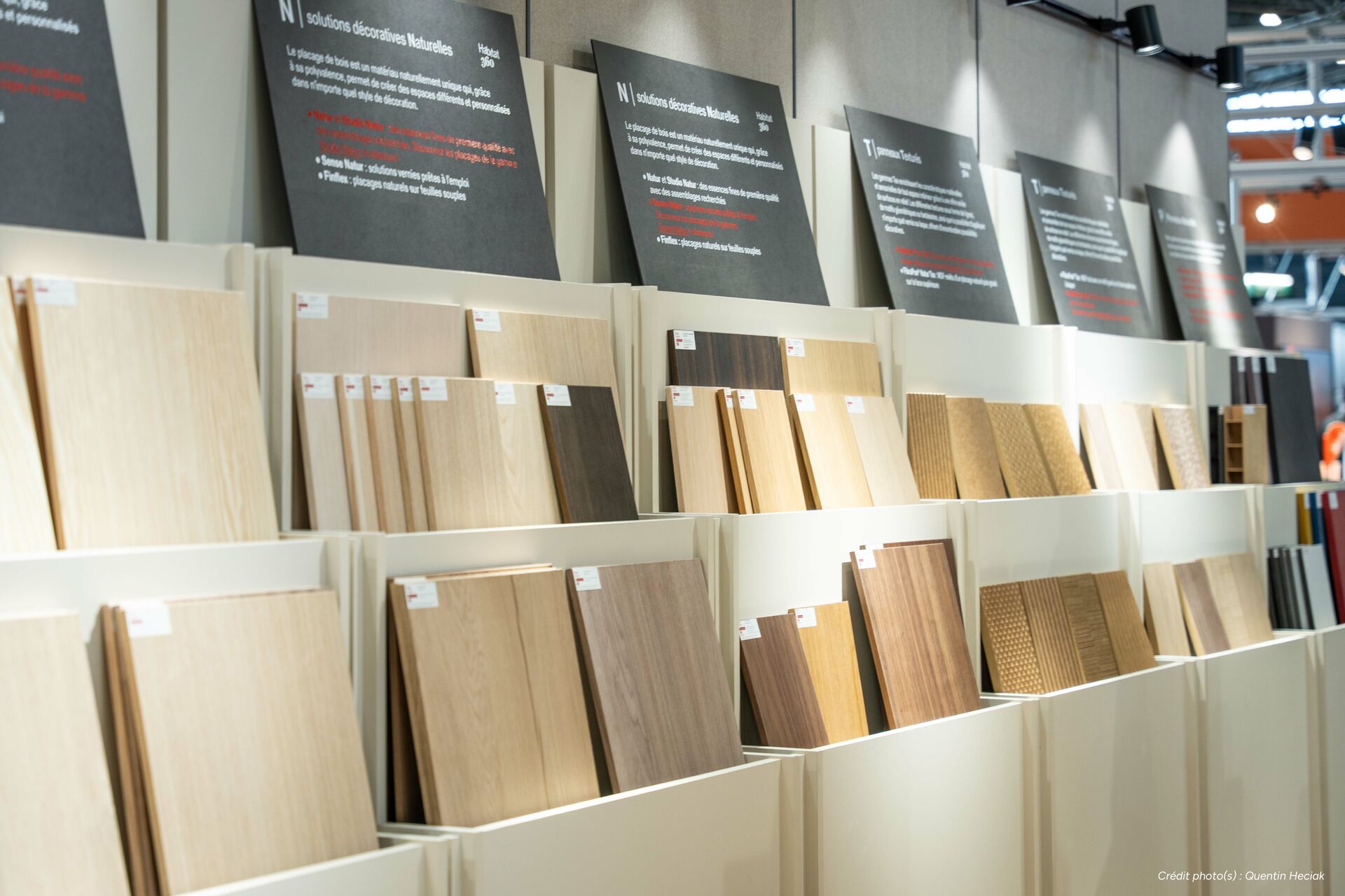 Dispositif d’échantillonnage bois intégré dans une scénographie de stand type showroom