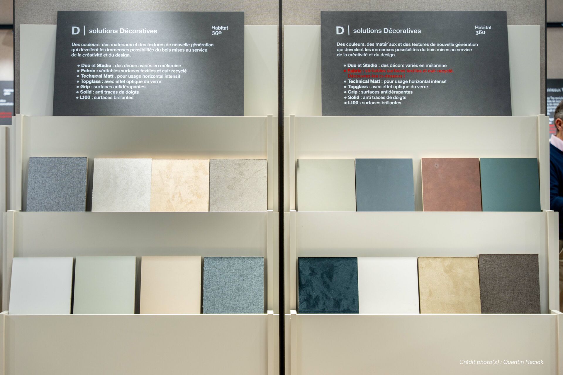 Mobilier de stand modulaire présentant des échantillons de matériaux bois pour l’aménagement intérieur