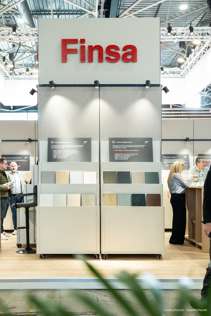 Stand en bois éco-conçu pour salon professionnel mettant en valeur des solutions d’aménagement intérieur