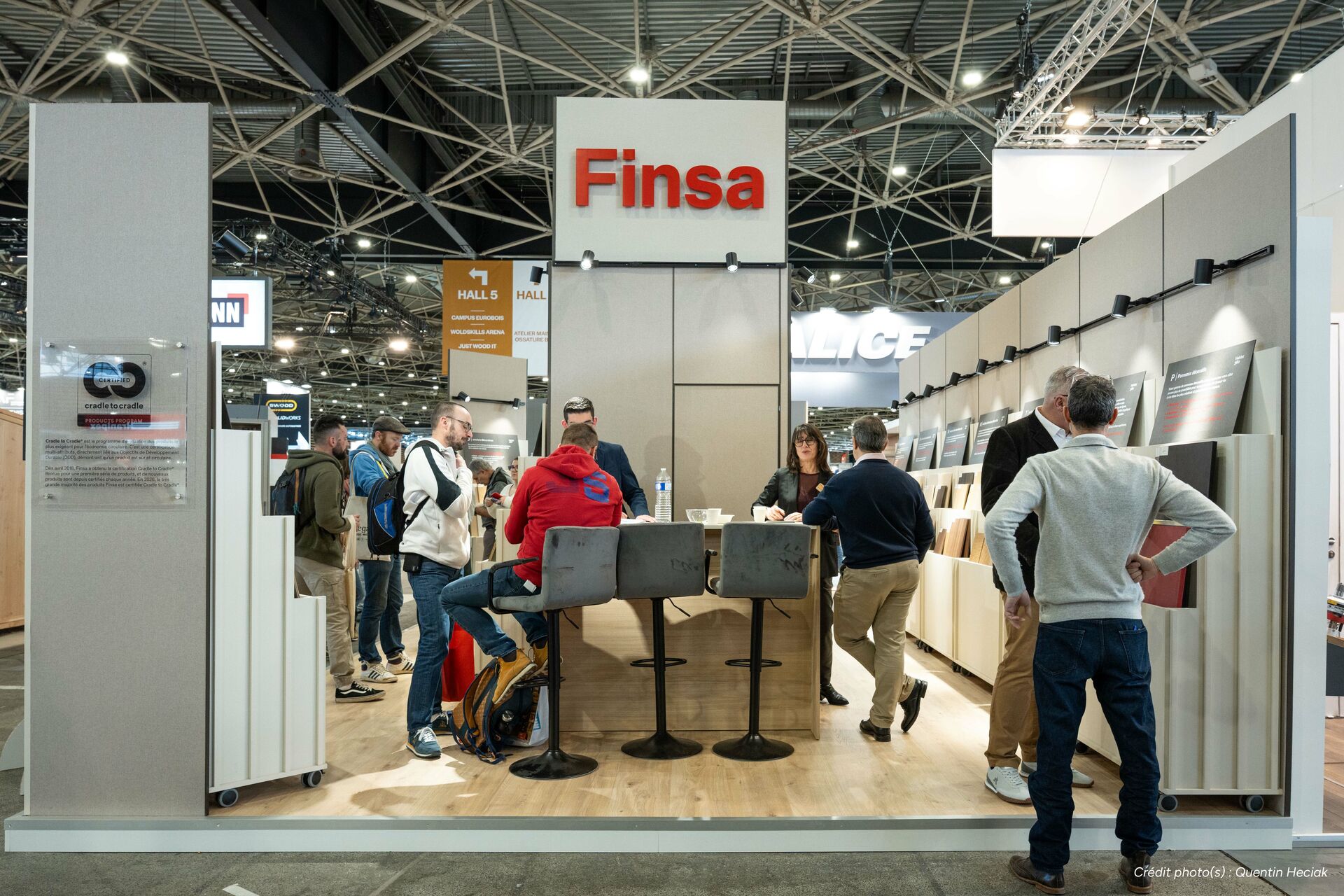 Stand Finsa au salon Eurobois conçu comme un espace immersif en bois favorisant les échanges
