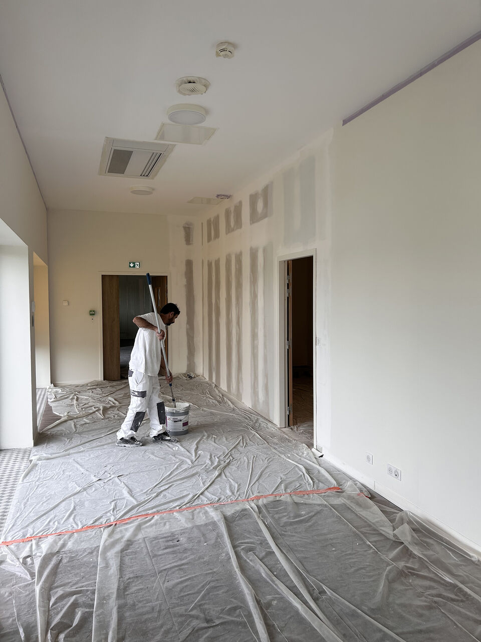 Chantier d’aménagement de bureaux en réemploi à la Cité Numérique de Bègles, piloté par l’agence Félix et associés pour HelloAss