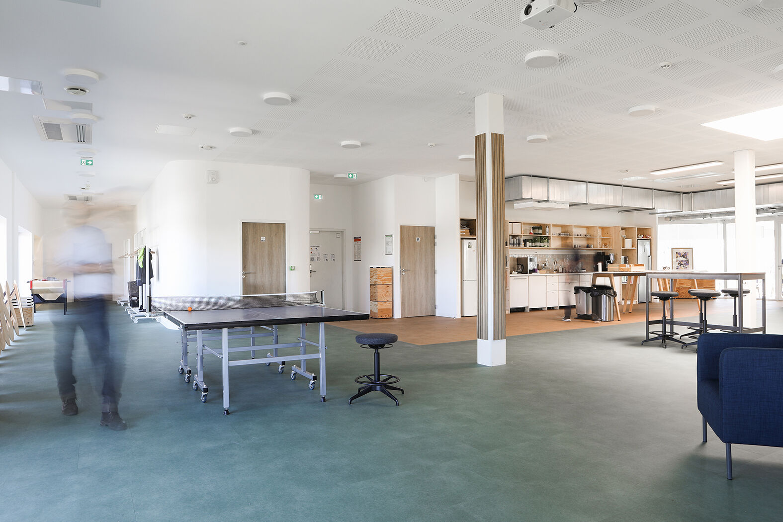 Aménagement complet d’un plateau de 1450m² à la Cité Numérique de Bègles réalisé en réemploi par l’agence Félix et associés