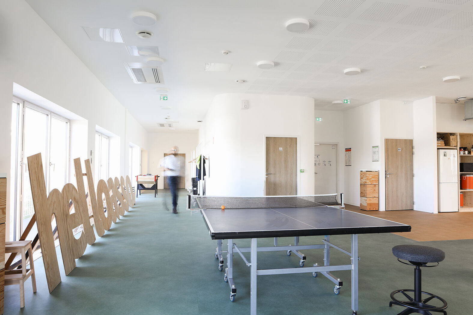 Espace communautaire ouvert conçu en réemploi par l’agence Félix et associés pour les nouveaux bureaux HelloAsso à Bordeaux