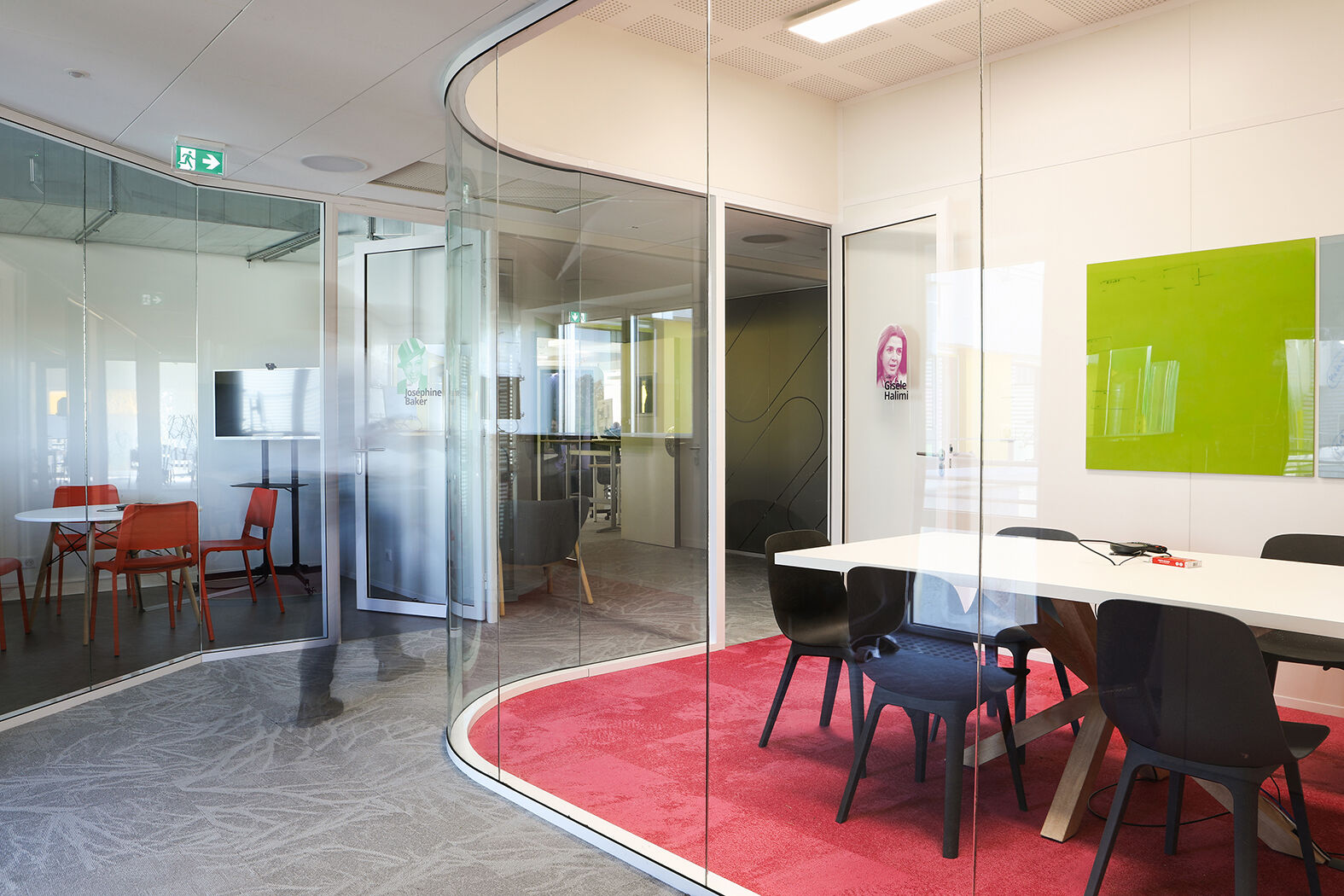 Salle de réunion issue du réemploi de cloisons modulaires dans les bureaux HelloAsso conçus par l’agence Félix et associés