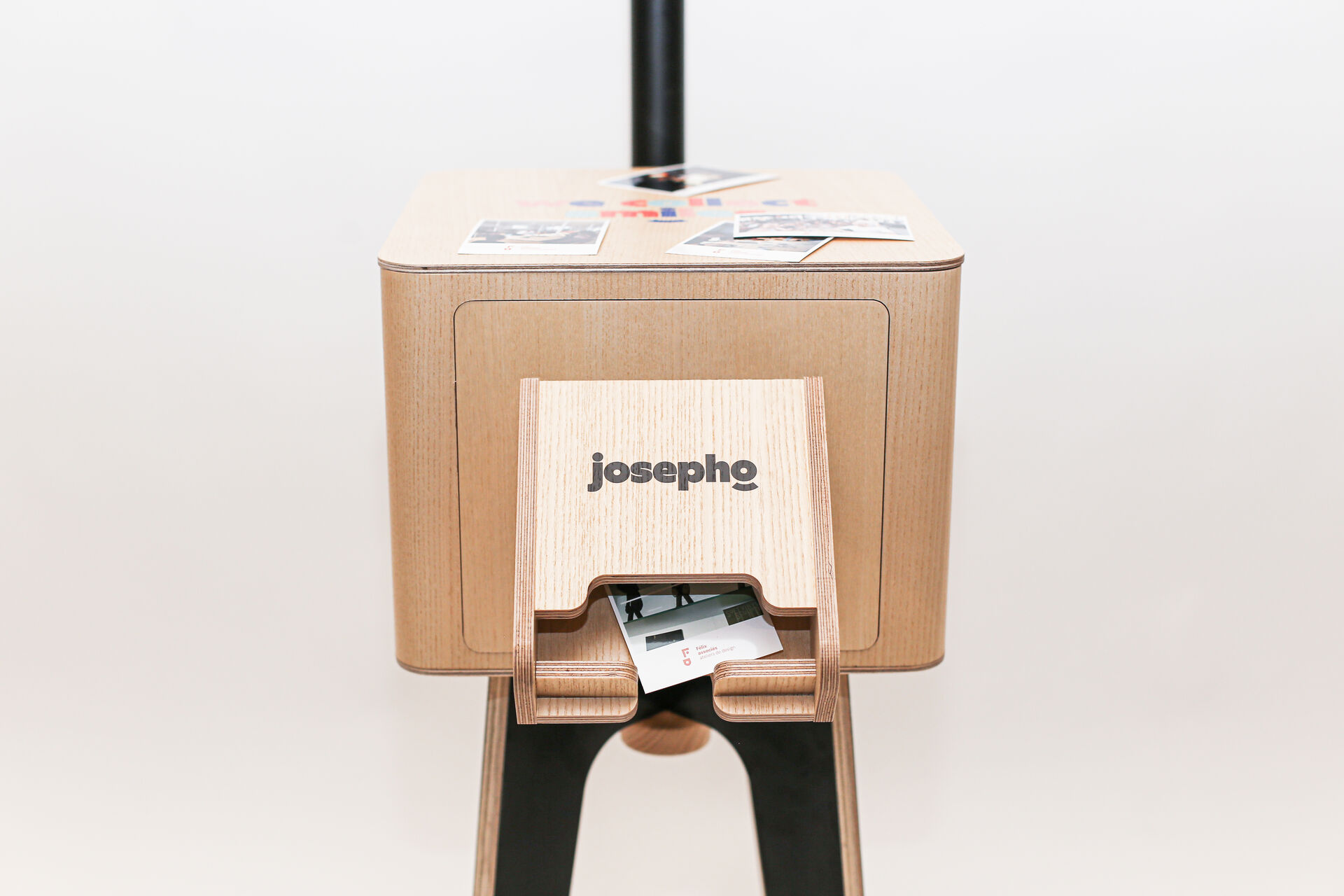 Détail du système d’impression intégré au photobooth en bois Josépho