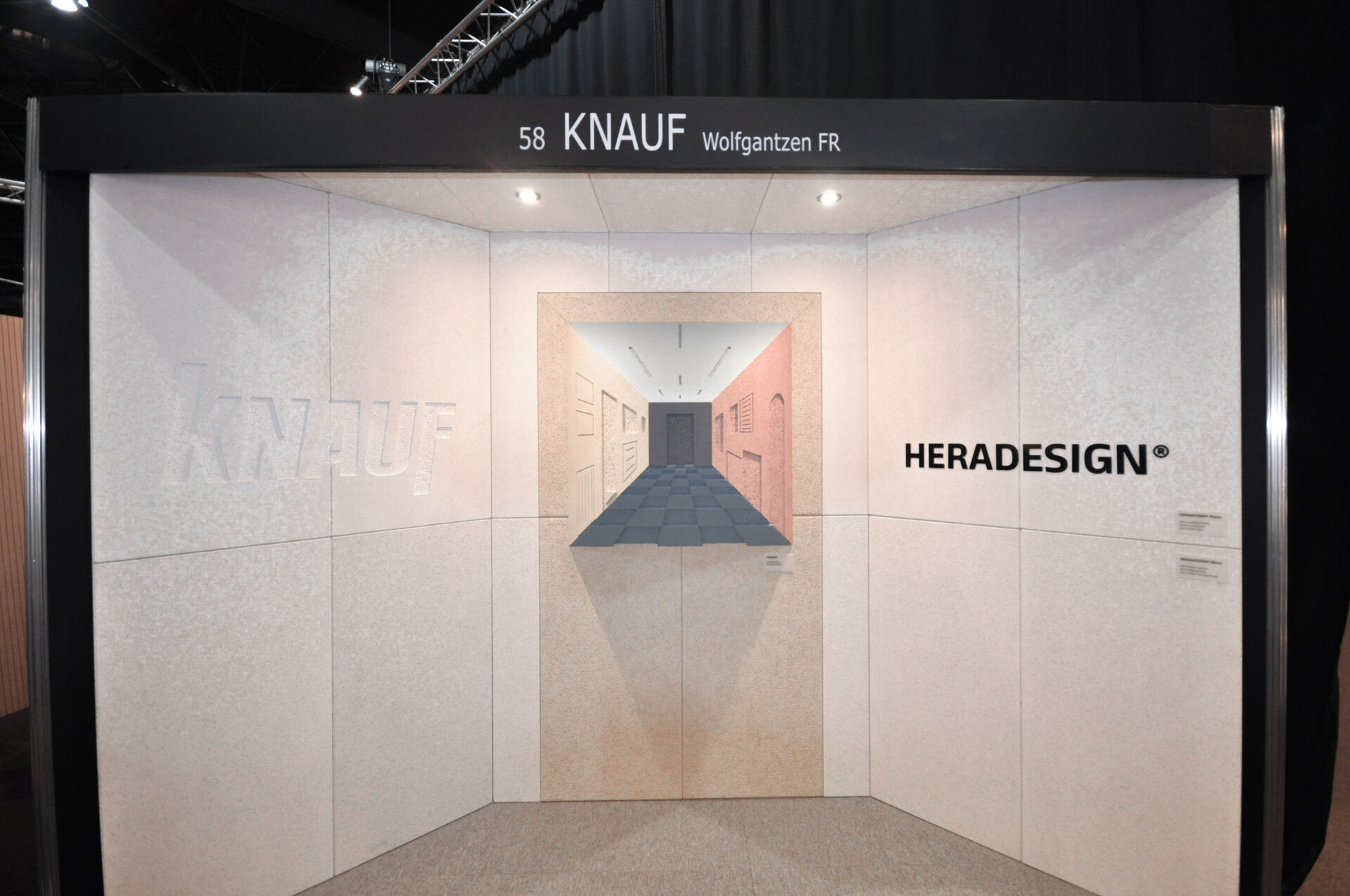 Design d'espace du stand Knauf Heradesign avec mise en scène en trompe-l'œil