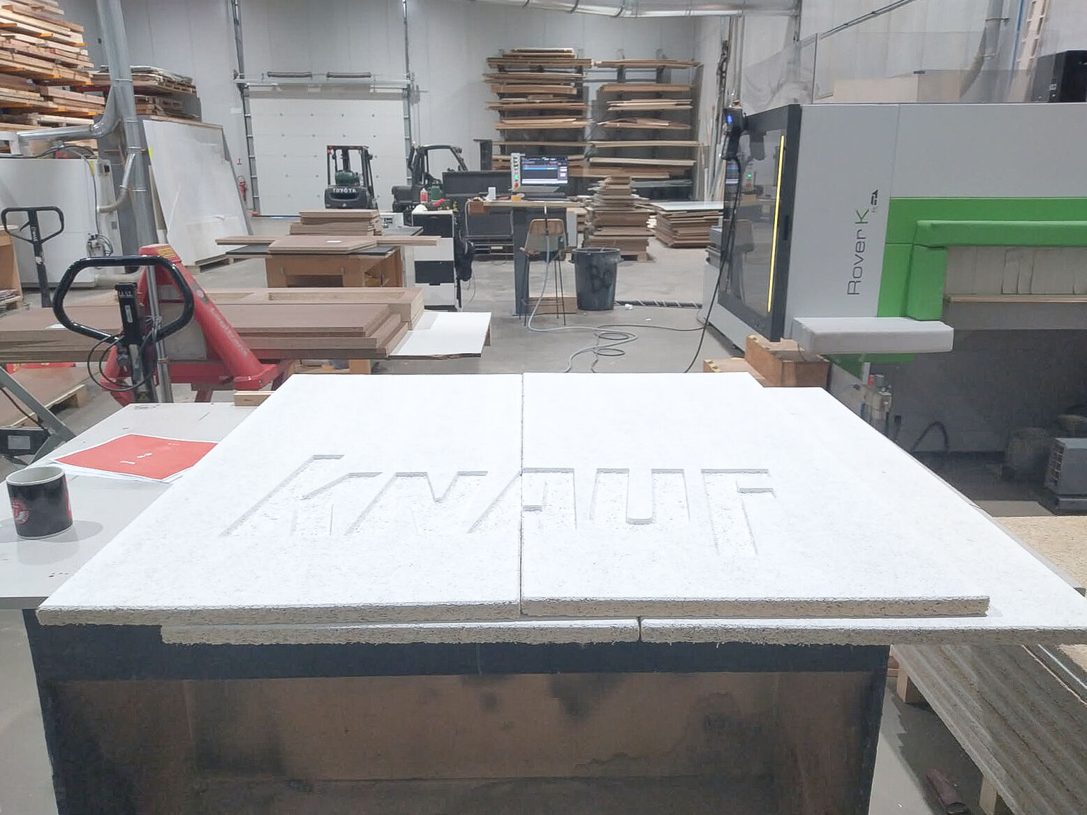 Montage à blanc et fabrication du stand Knauf avant son installation sur le salon