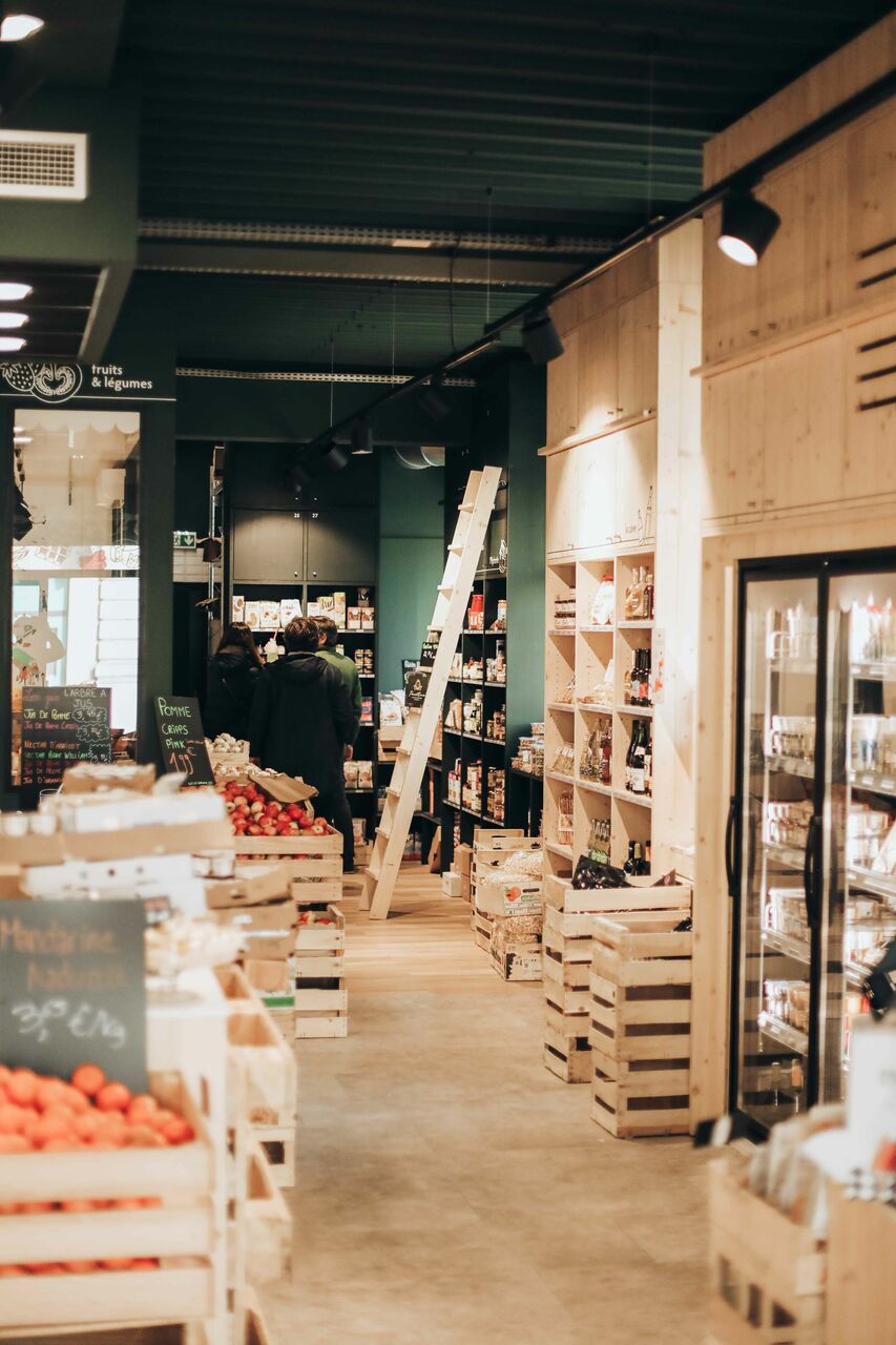 Agencement d’une épicerie en Nouvelle-Aquitaine conçu par une agence de design d’espace