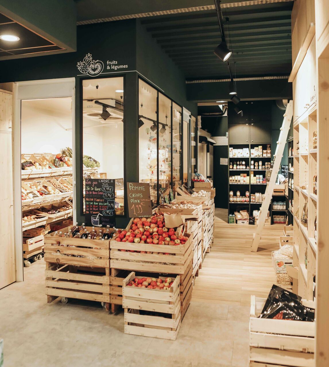 Aménagement intérieur d’une épicerie à Bordeaux avec parcours client fluide et présentation produits