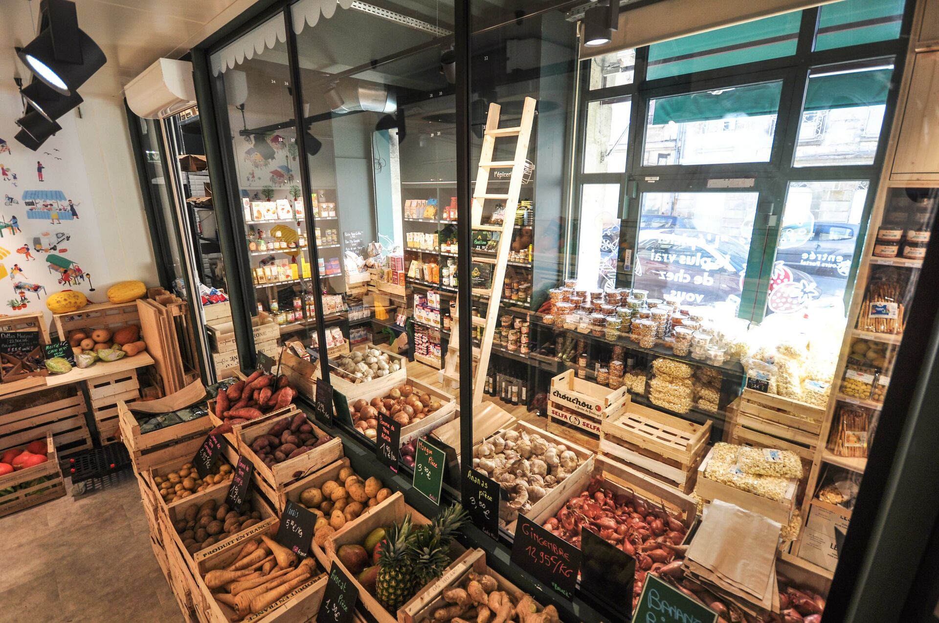 Concept d’épicerie de quartier à Bordeaux mêlant design d’espace et expérience client