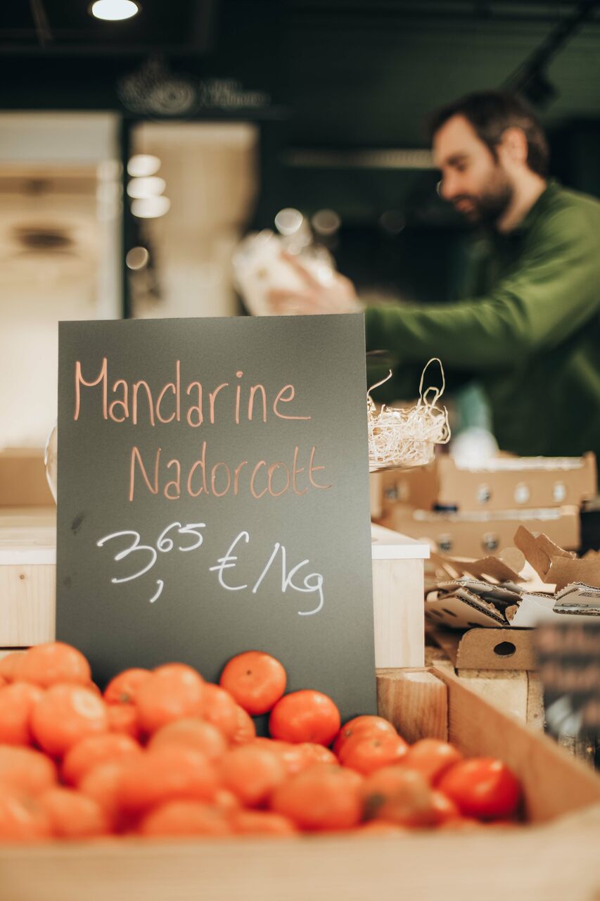 Épicerie de quartier à Bordeaux aménagée par une agence de design spécialisée commerce