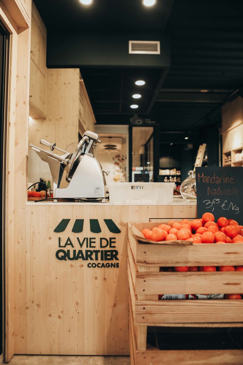 Mobilier sur mesure en bois pour une épicerie de quartier en Nouvelle-Aquitaine