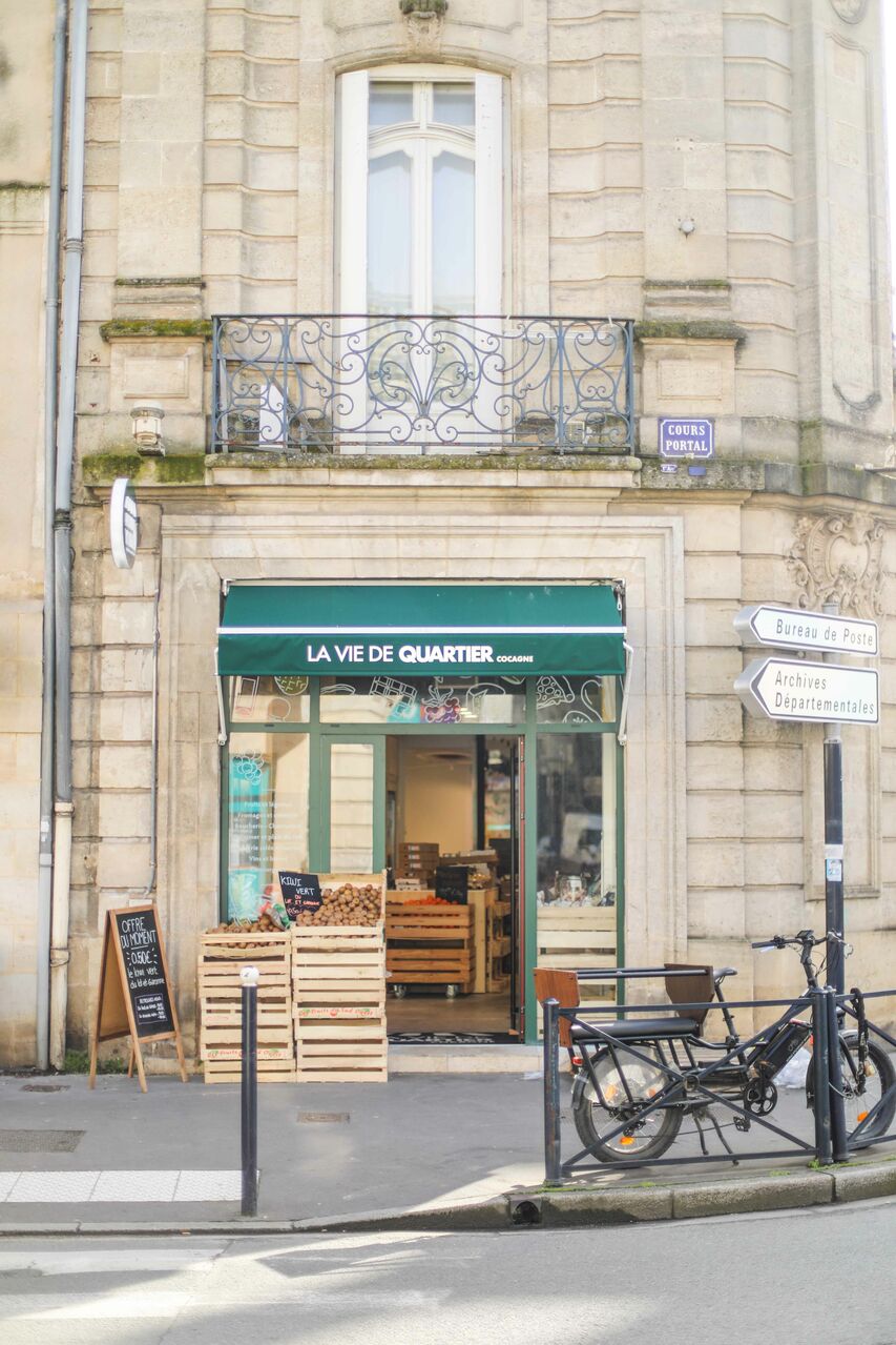 Signalétique d’épicerie à Bordeaux avec identité graphique intégrée au magasin