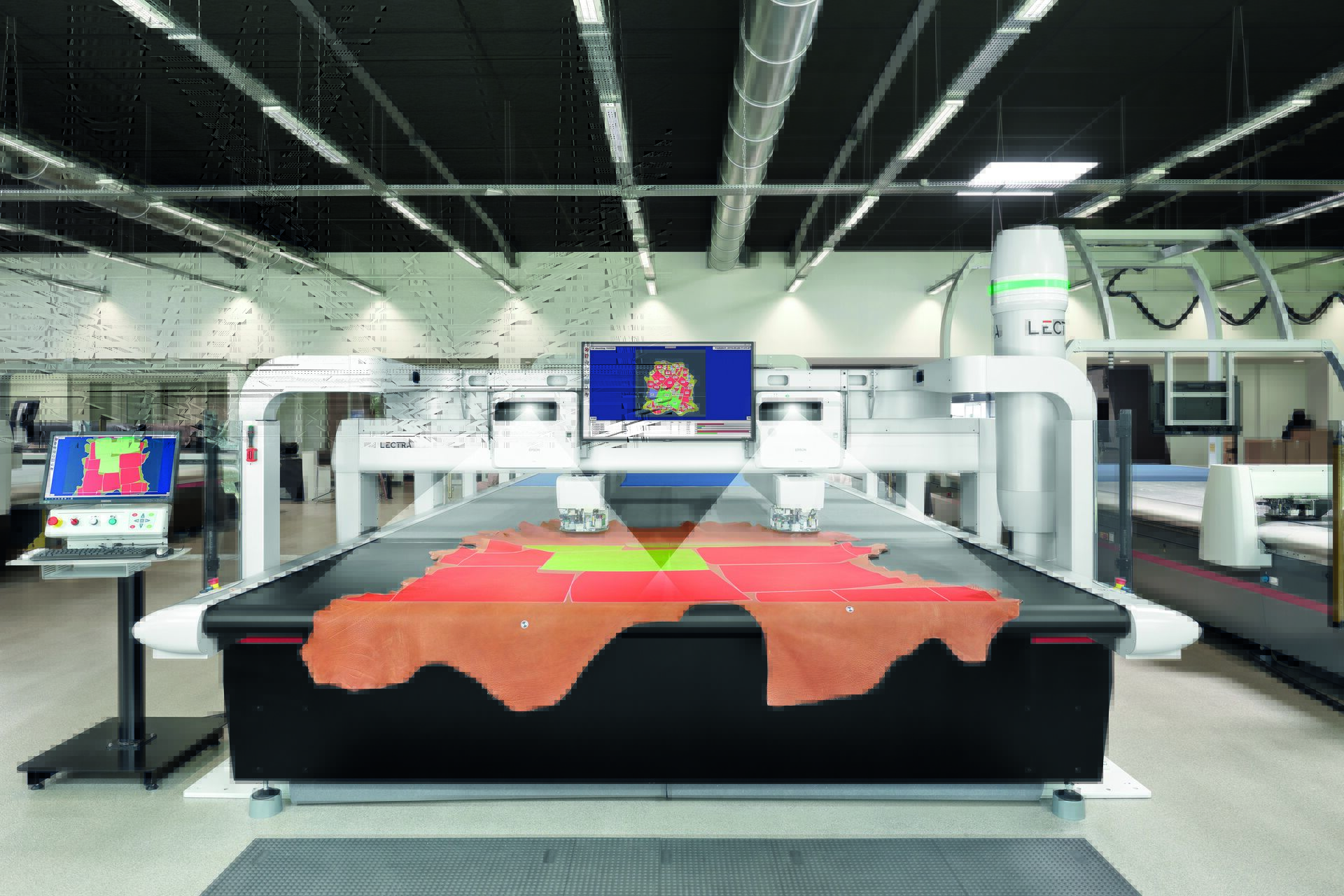 Machine industrielle Lectra Versalis pour la découpe et l’optimisation des peaux de cuir